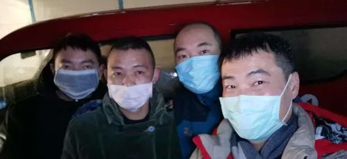 武汉云辅材员工送货合照.jpg